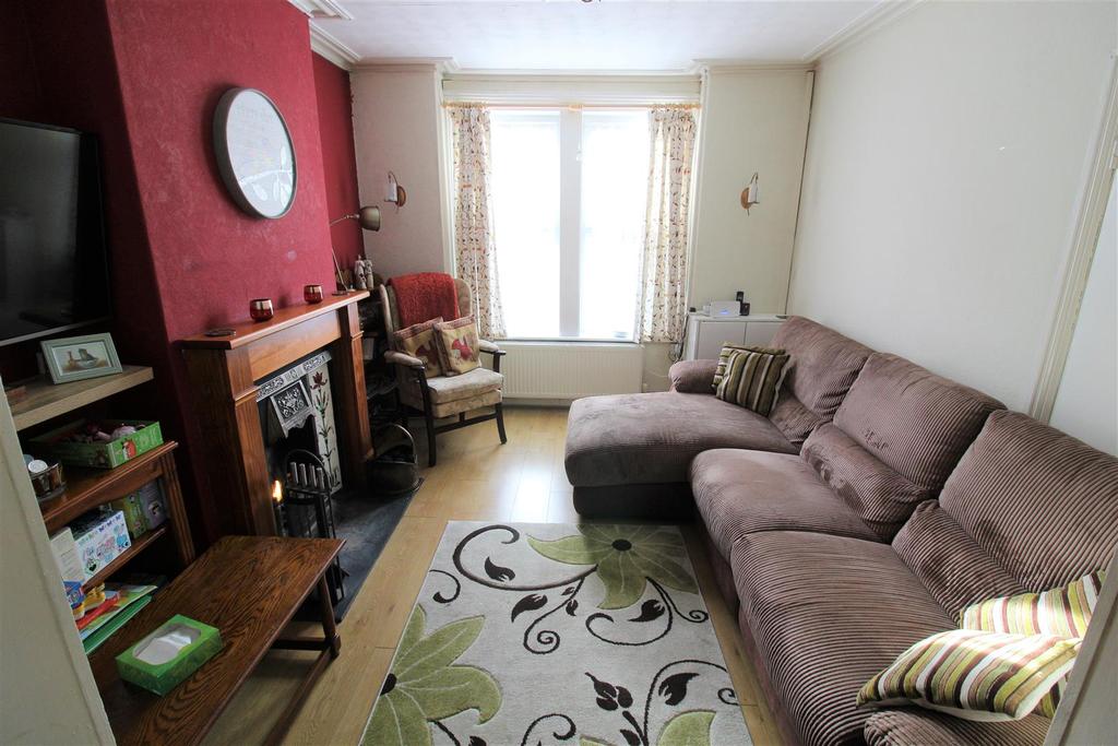 Hanman Road, Tredworth, Gloucester 2 bed end of terrace house £185,000