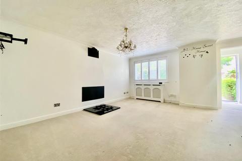 3 bedroom terraced house to rent, Essenhigh Drive, Worthing