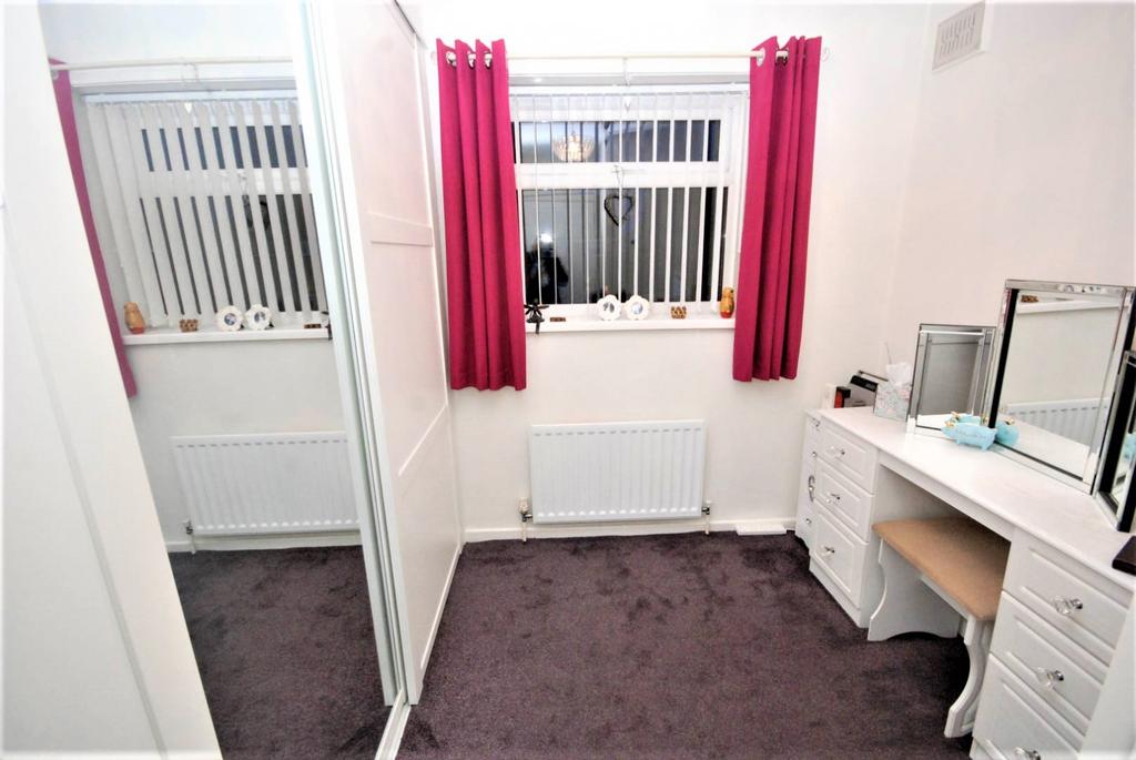 Bedroom Three / Dres