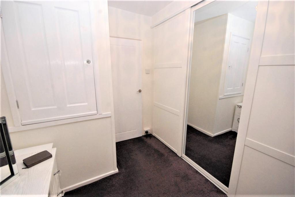 Bedroom Three / Dres