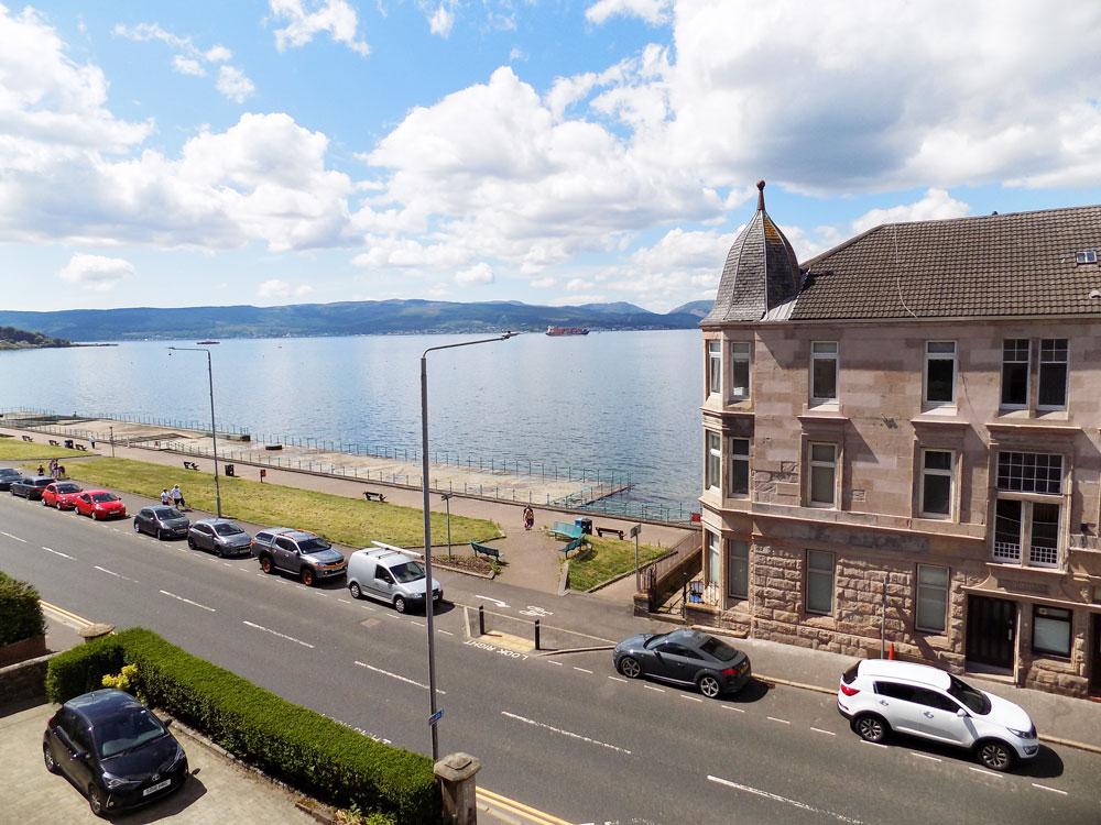 70 Albert Road, Gourock, PA19 1NL 1 bed flat £495 pcm (£114 pw)