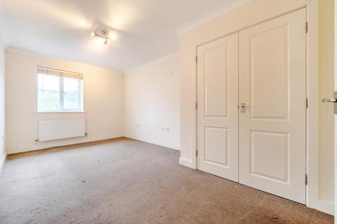 2 bedroom apartment to rent, Thornycroft Close,  Newbury,  RG14