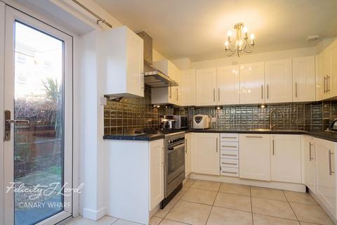 15 Blyth Close, London, E14 3DU