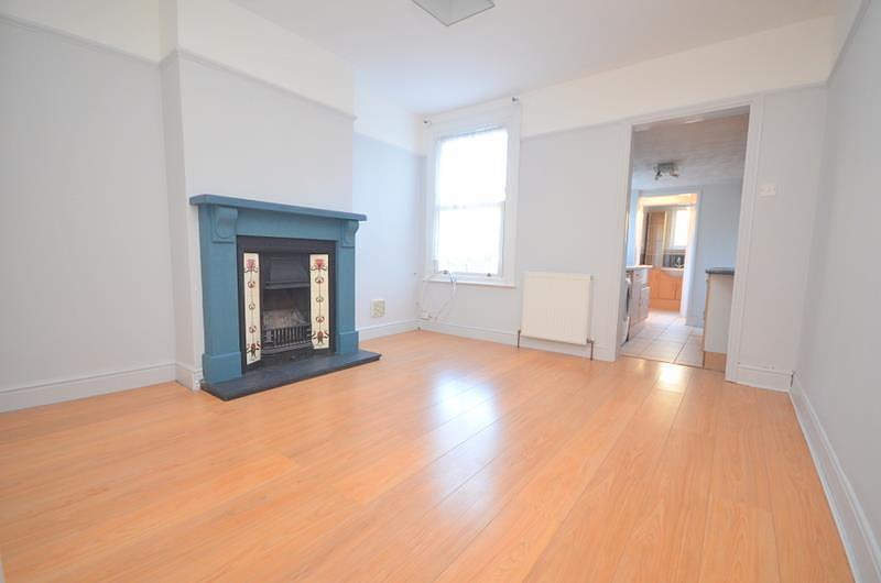 Cowper Road, Rainham, RM13 2 bed house £1,270 pcm (£293 pw)