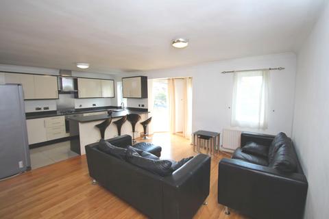 3 bedroom flat to rent, Portsmouth Road, Kingston upon Thames KT1