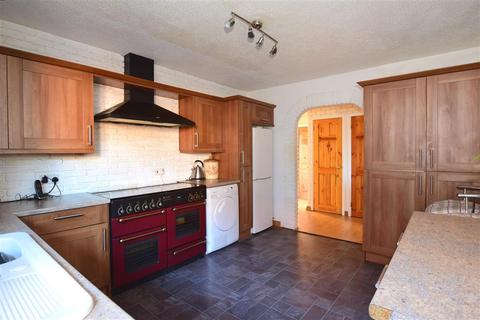 136 Avery Way, Allhallows, Rochester, ME3 9PX