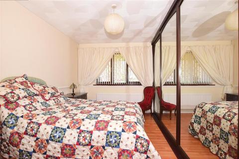 136 Avery Way, Allhallows, Rochester, ME3 9PX
