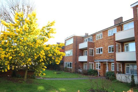 3 bedroom flat to rent, Maple Road, Surbiton KT6