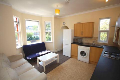 3 bedroom maisonette to rent, Queen Elizabeth Road, Kingston upon Thames KT2