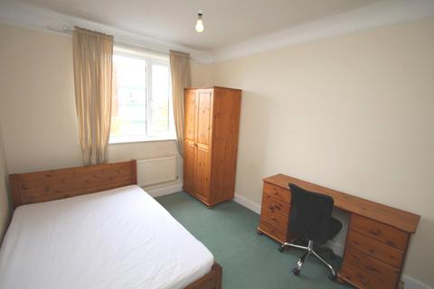 3 bedroom flat to rent, Portsmouth Road, Surbiton KT6