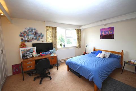 4 bedroom flat to rent, The Crescent, Surbiton KT6