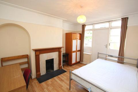 4 bedroom house to rent, Cheyne Hill, Surbiton KT5