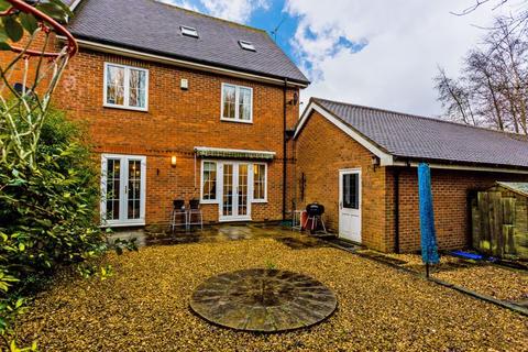 70 Aris Way, Buckingham, MK18 1FX