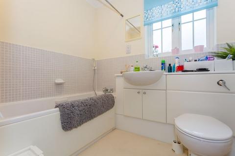 70 Aris Way, Buckingham, MK18 1FX
