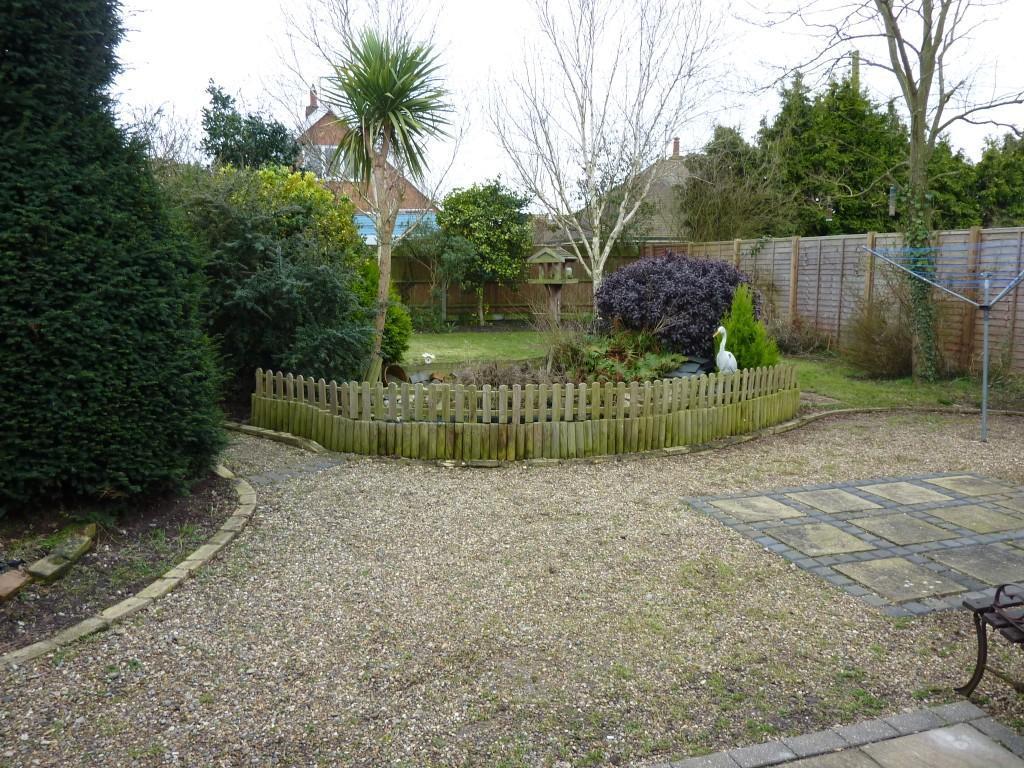 Halesworth Road, Reydon, Southwold 3 bed detached house £1,100 pcm (£