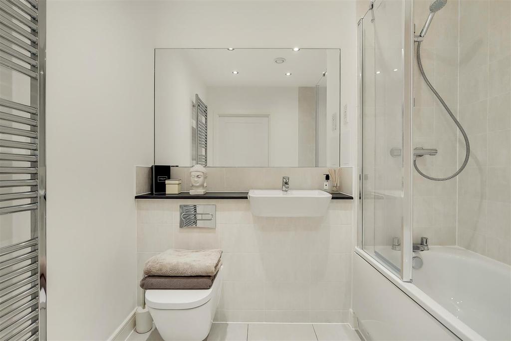 6 Bathroom-0.jpg