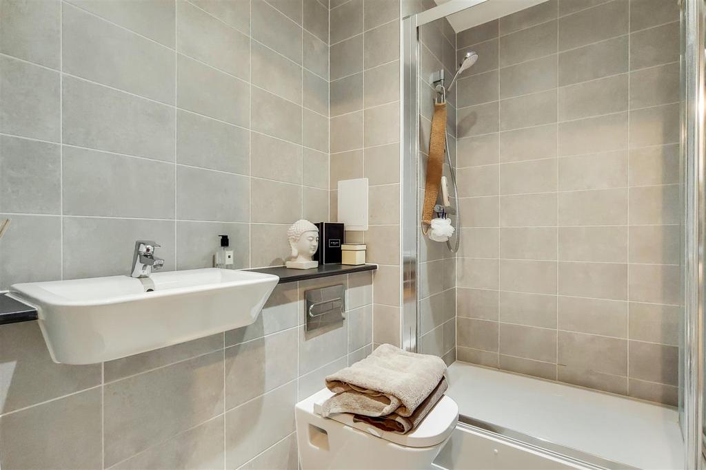 3 Main Ensuite-0.jpg