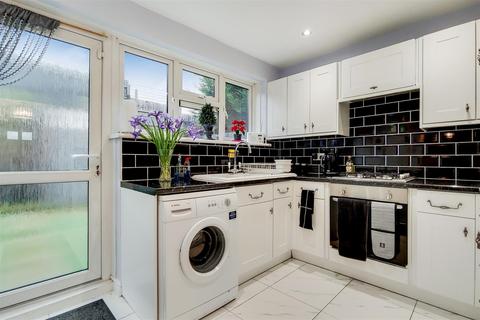 53 Winsbeach, London, E17 3RQ