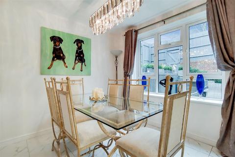 53 Winsbeach, London, E17 3RQ