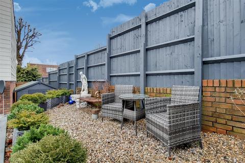 53 Winsbeach, London, E17 3RQ