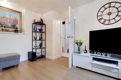 53 Winsbeach, London, E17 3RQ
