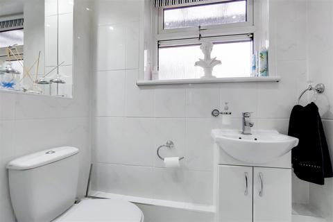 53 Winsbeach, London, E17 3RQ