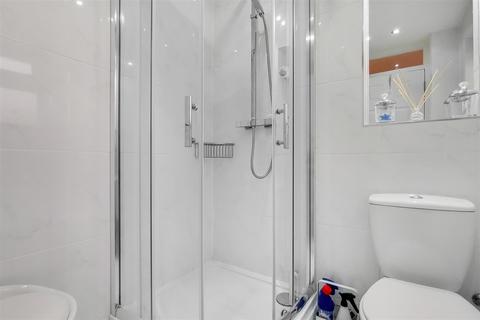 53 Winsbeach, London, E17 3RQ