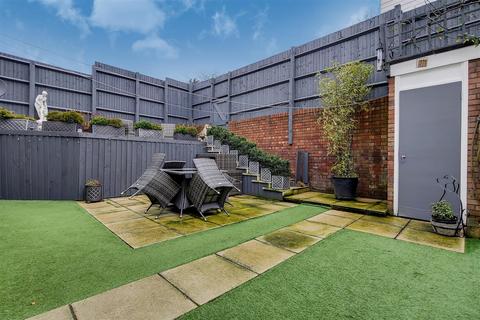 53 Winsbeach, London, E17 3RQ