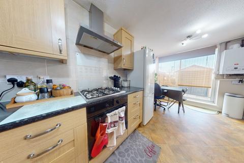 3 bedroom flat for sale, Coates Walk, Brentford