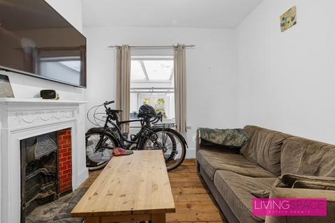5 bedroom terraced house to rent, Gillespie Road, Highbury