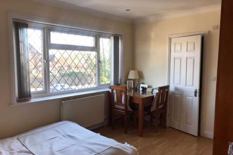 Studio to rent, Broadfields Avenue, Edgware
