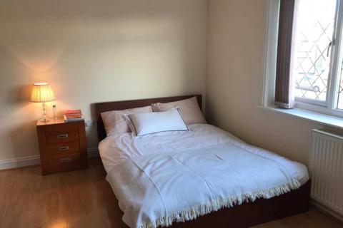 Studio to rent, Broadfields Avenue, Edgware