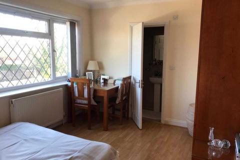 Studio to rent, Broadfields Avenue, Edgware