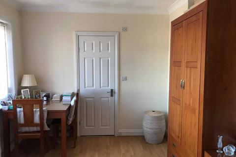 Studio to rent, Broadfields Avenue, Edgware