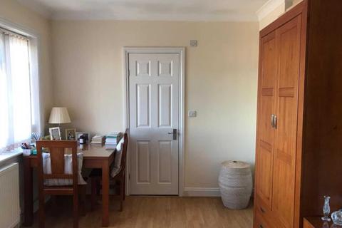Studio to rent, Broadfields Avenue, Edgware