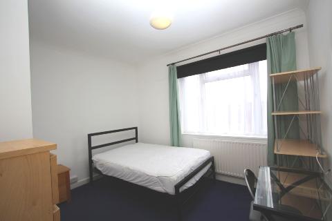 4 bedroom maisonette to rent - Tolworth Broadway, Surbiton KT6