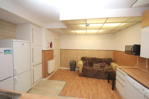 5 bedroom maisonette to rent - Tolworth Broadway, Surbiton KT6