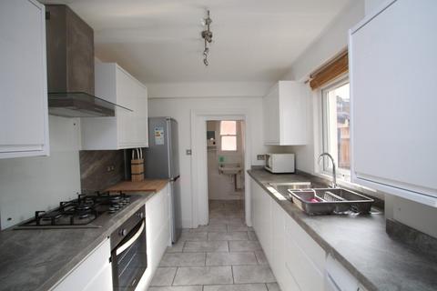 5 bedroom detached house to rent, Brighton Road, Surbiton KT6