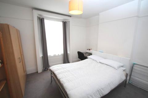 5 bedroom detached house to rent, Brighton Road, Surbiton KT6