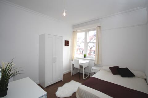 6 bedroom flat to rent - Cranes Park Avenue, Surbiton KT5
