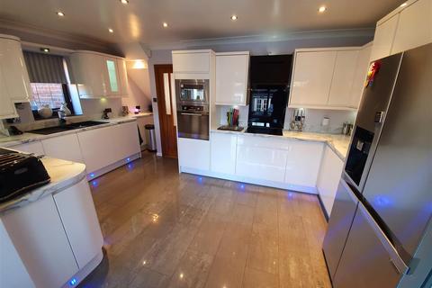 8 Cornish Close, Nuneaton, CV10 0XU
