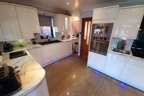 8 Cornish Close, Nuneaton, CV10 0XU