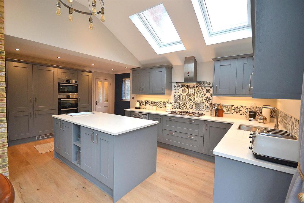 Knights Garden, Hailsham 4 bed detached house £425,000