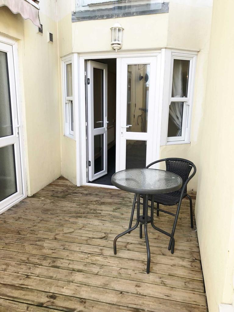 New Road, Shoreham By Sea 2 bed flat £1,100 pcm (£254 pw)