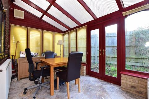 35 Caernarvon Drive, Maidstone, ME15 6FJ