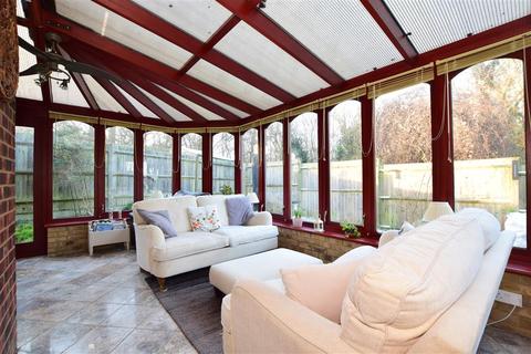 35 Caernarvon Drive, Maidstone, ME15 6FJ