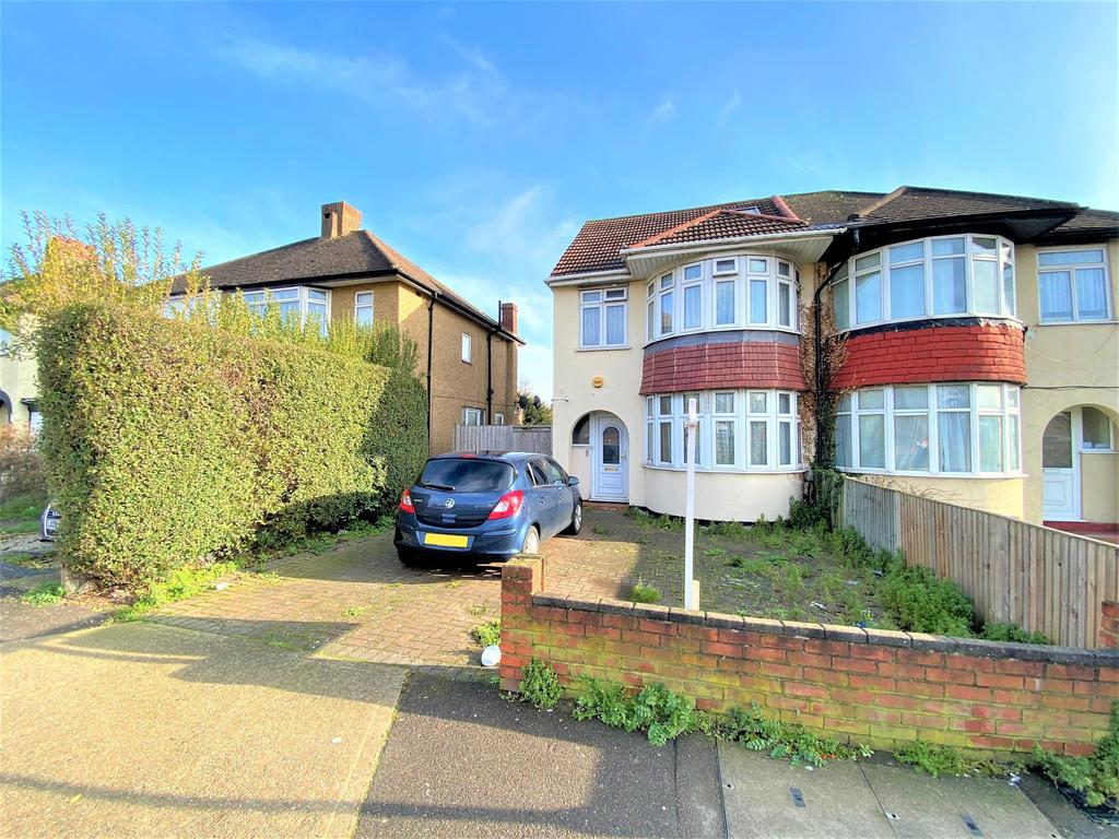 Bedwell Gardens, Hayes, Middlesex, UB3 4EA 3 bed semidetached house