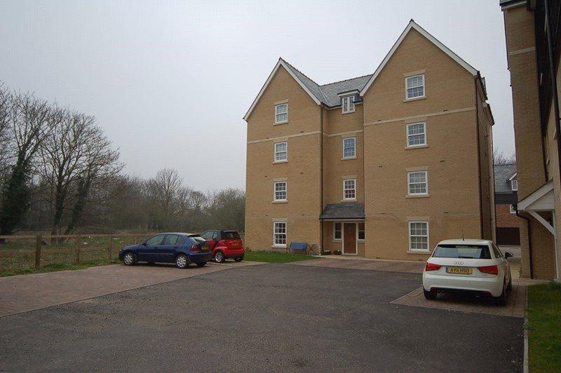 Mill Park Gardens, Mildenhall, Bury St. Edmunds, Suffolk, IP28 2 bed apartment £1,080 pcm (£