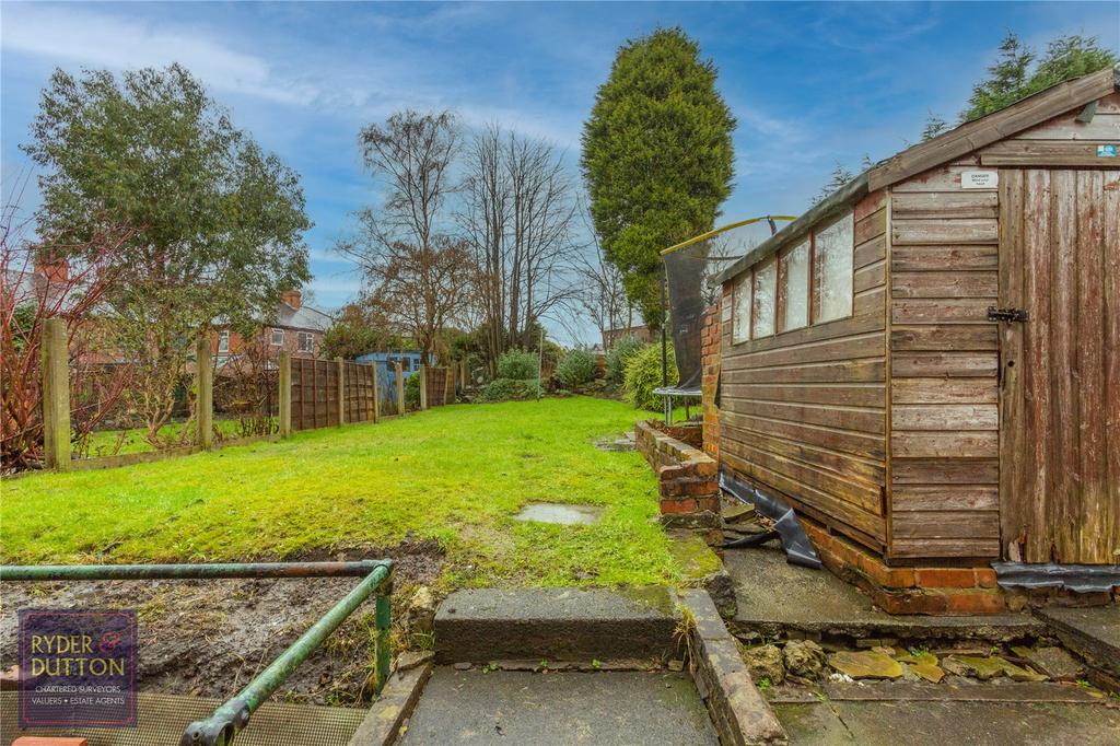 Neal Avenue, AshtonunderLyne, OL6 3 bed semidetached house £175,000