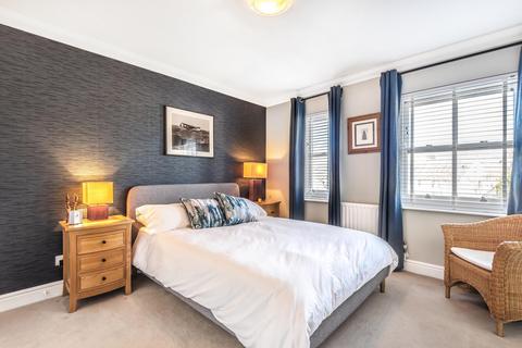 14 Admiralty Way, Teddington, TW11 0NL